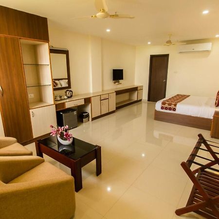 Hotel Miracle Residency Kizhake Chālakudi Esterno foto