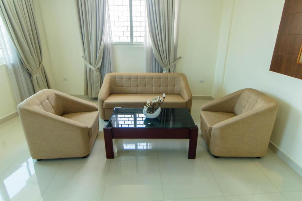 Hotel Miracle Residency Kizhake Chālakudi Esterno foto