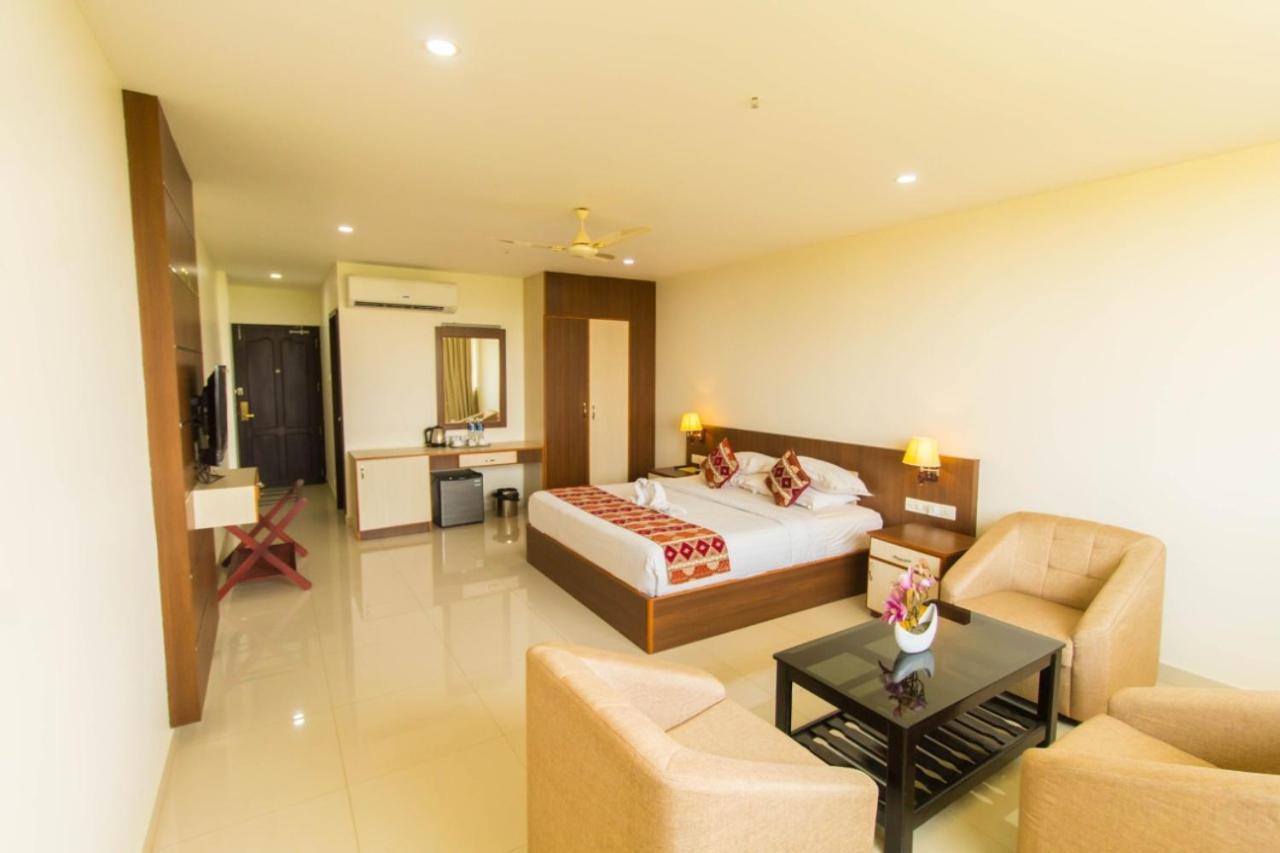 Hotel Miracle Residency Kizhake Chālakudi Esterno foto