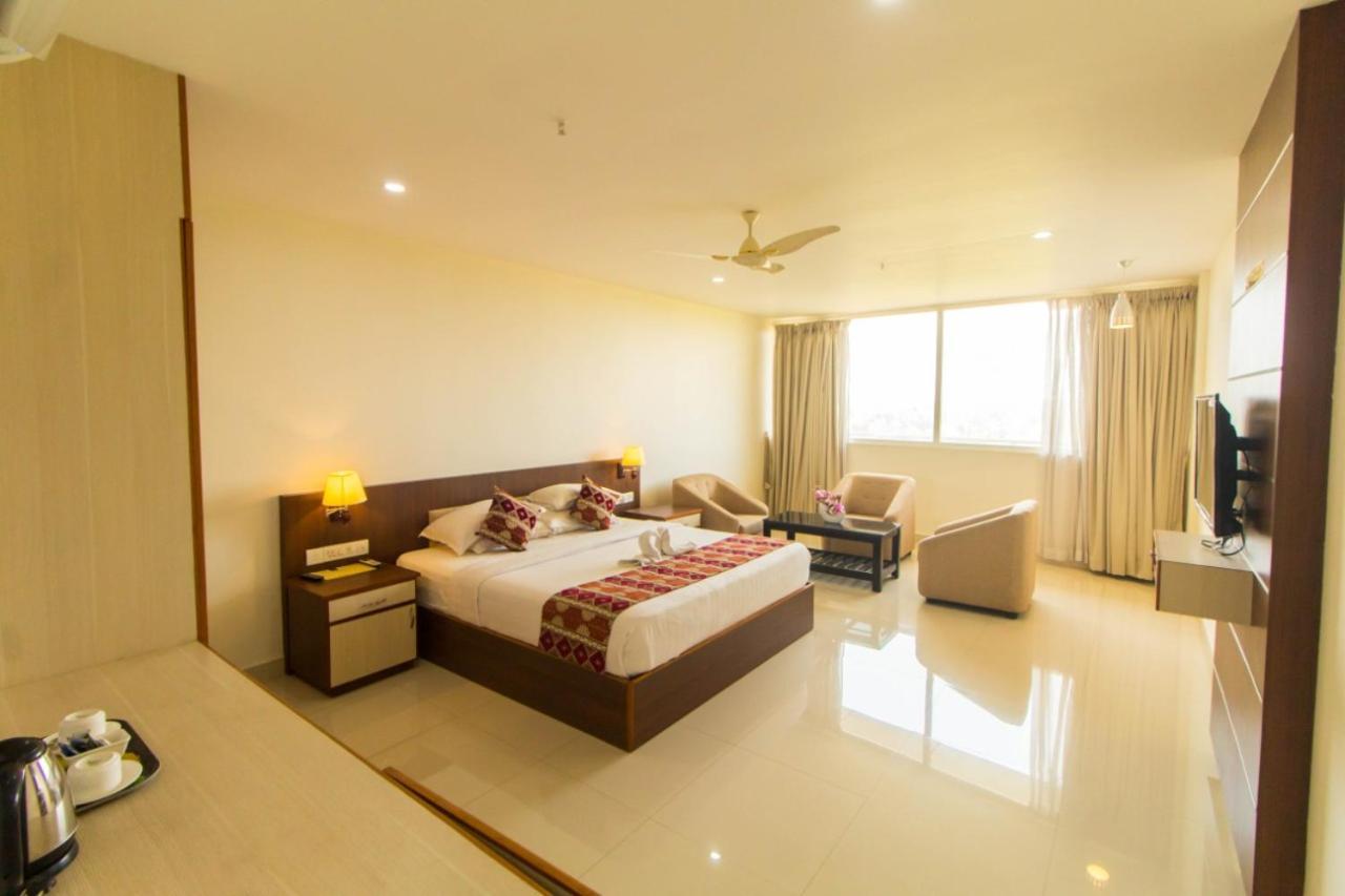 Hotel Miracle Residency Kizhake Chālakudi Esterno foto