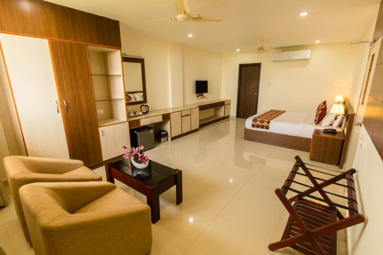 Hotel Miracle Residency Kizhake Chālakudi Esterno foto