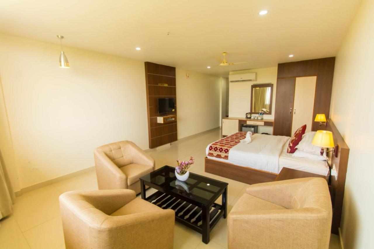 Hotel Miracle Residency Kizhake Chālakudi Esterno foto