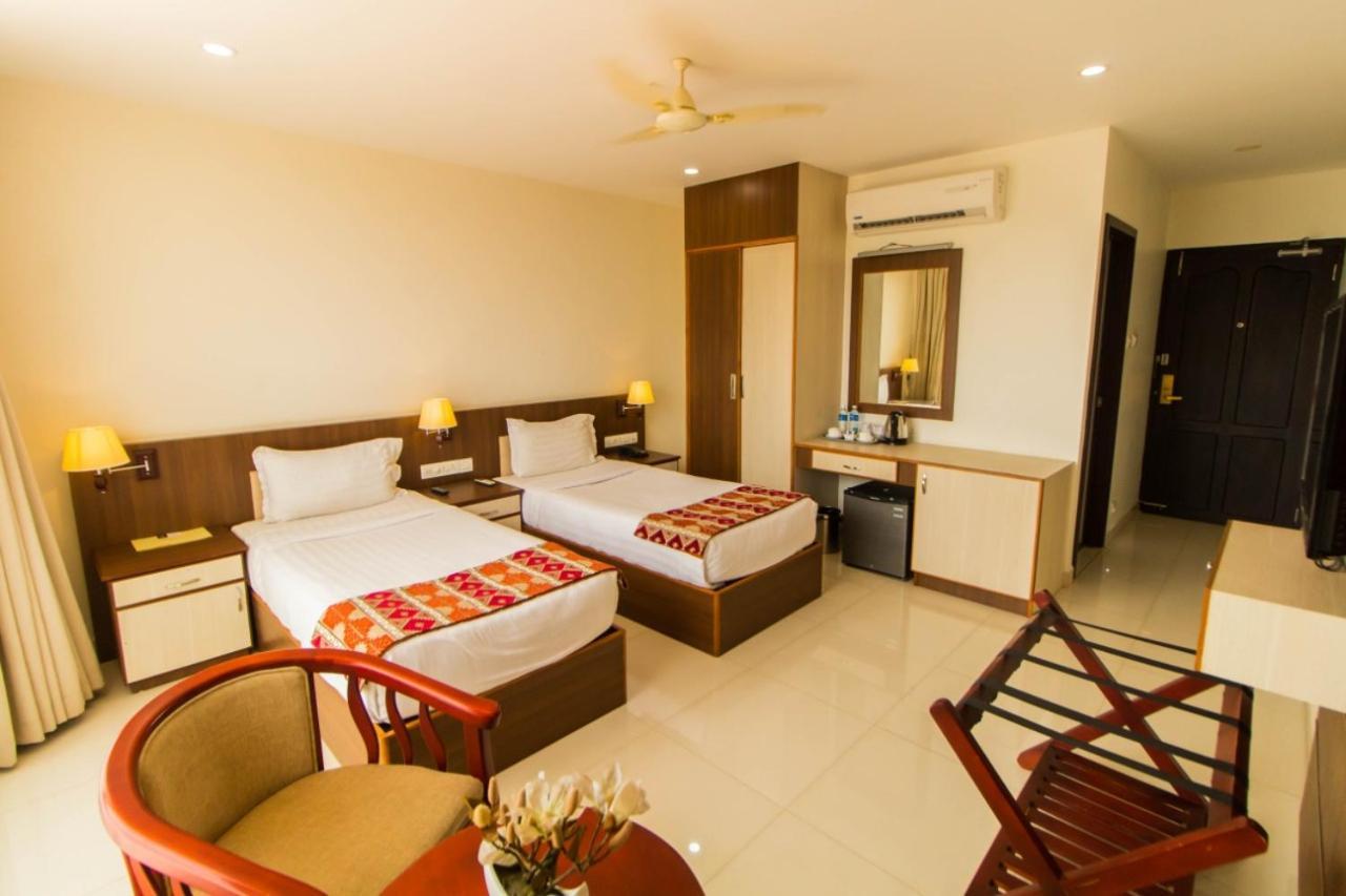 Hotel Miracle Residency Kizhake Chālakudi Esterno foto