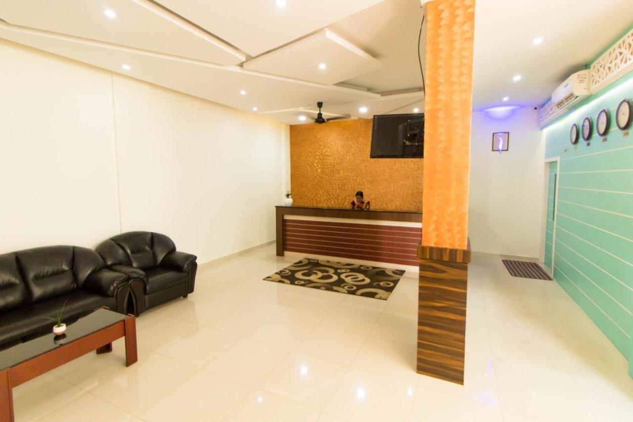 Hotel Miracle Residency Kizhake Chālakudi Esterno foto