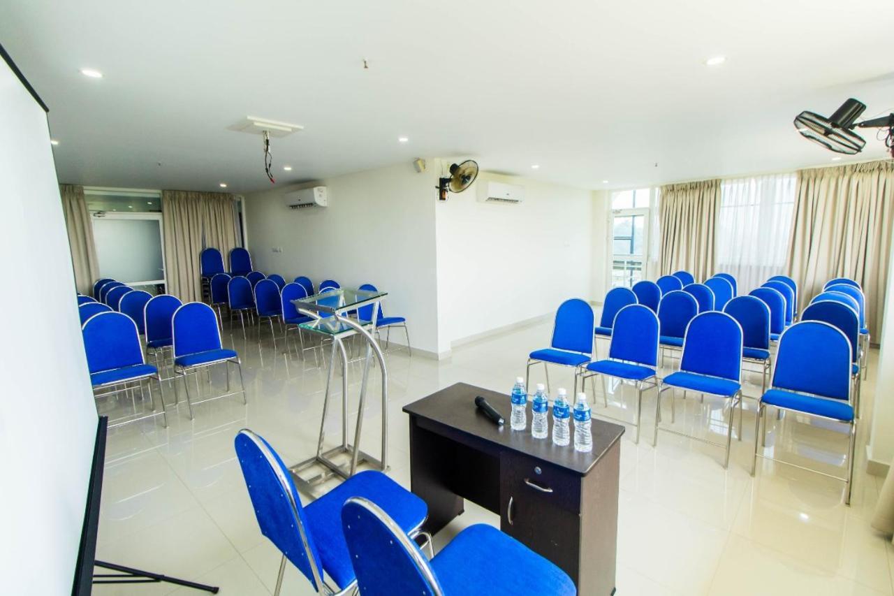 Hotel Miracle Residency Kizhake Chālakudi Esterno foto