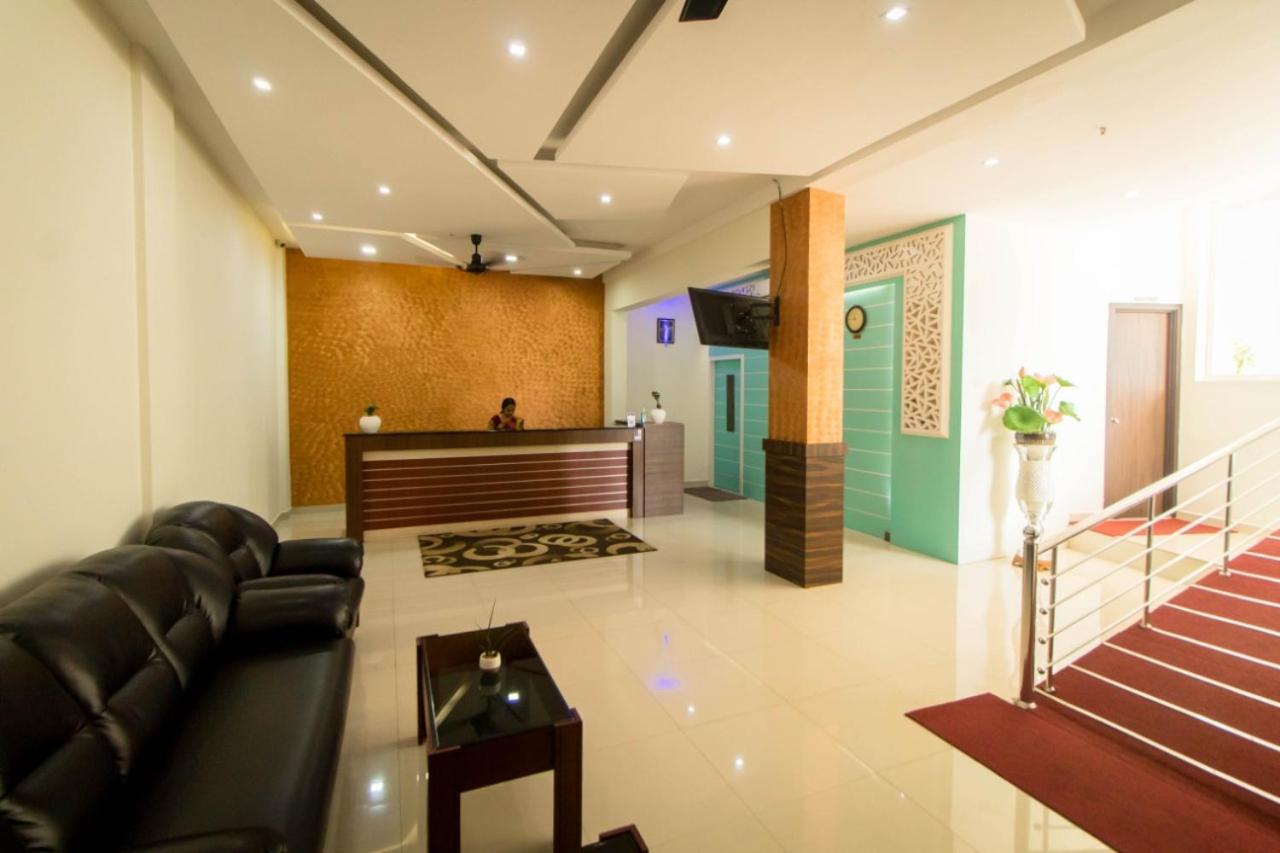 Hotel Miracle Residency Kizhake Chālakudi Esterno foto