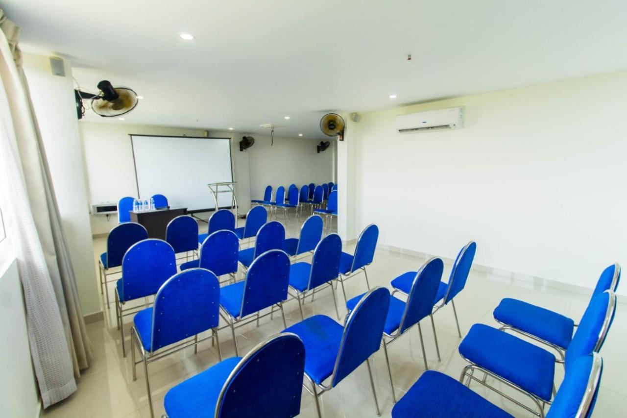 Hotel Miracle Residency Kizhake Chālakudi Esterno foto