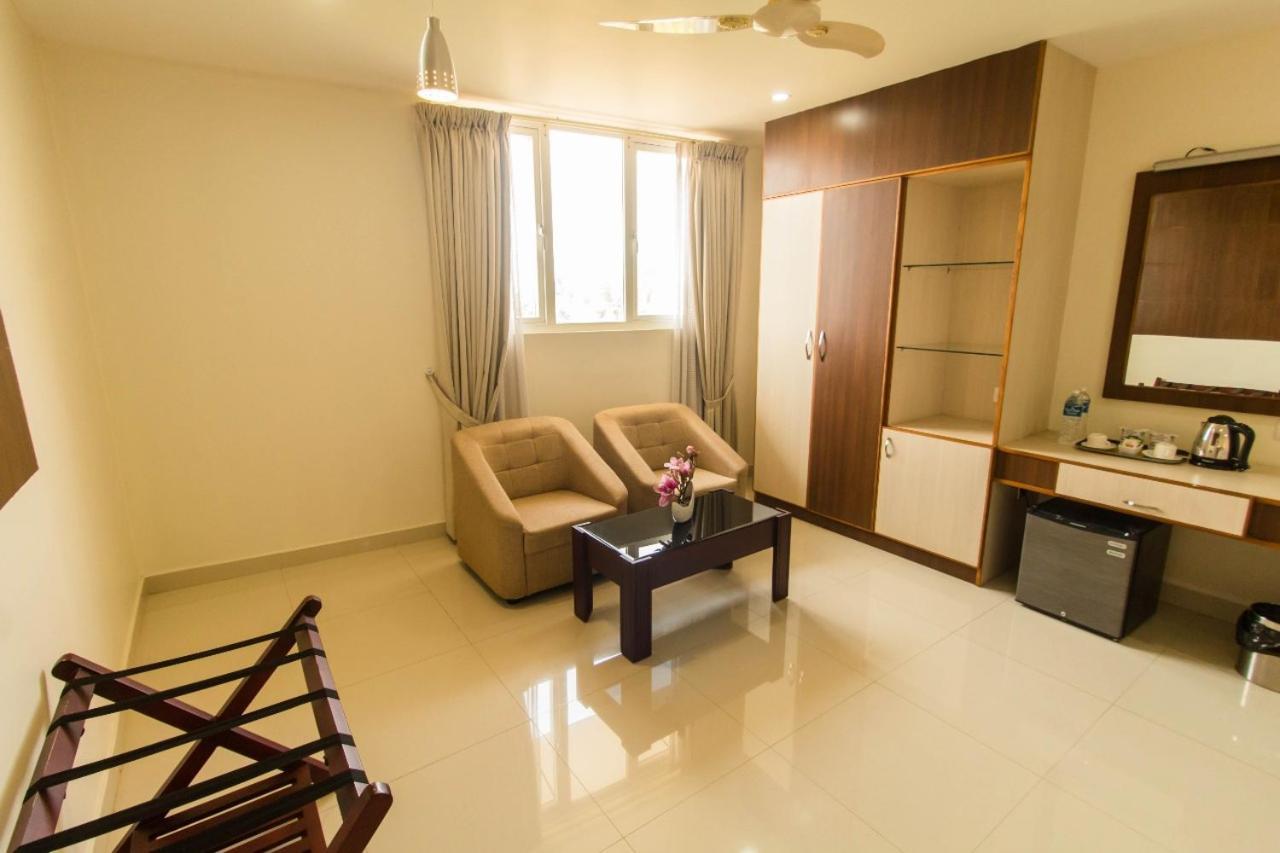 Hotel Miracle Residency Kizhake Chālakudi Esterno foto