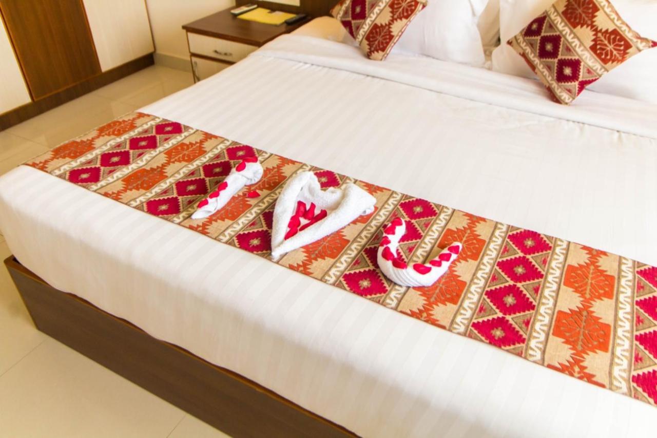 Hotel Miracle Residency Kizhake Chālakudi Esterno foto