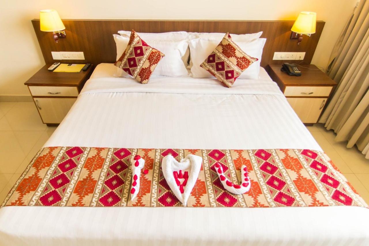 Hotel Miracle Residency Kizhake Chālakudi Esterno foto