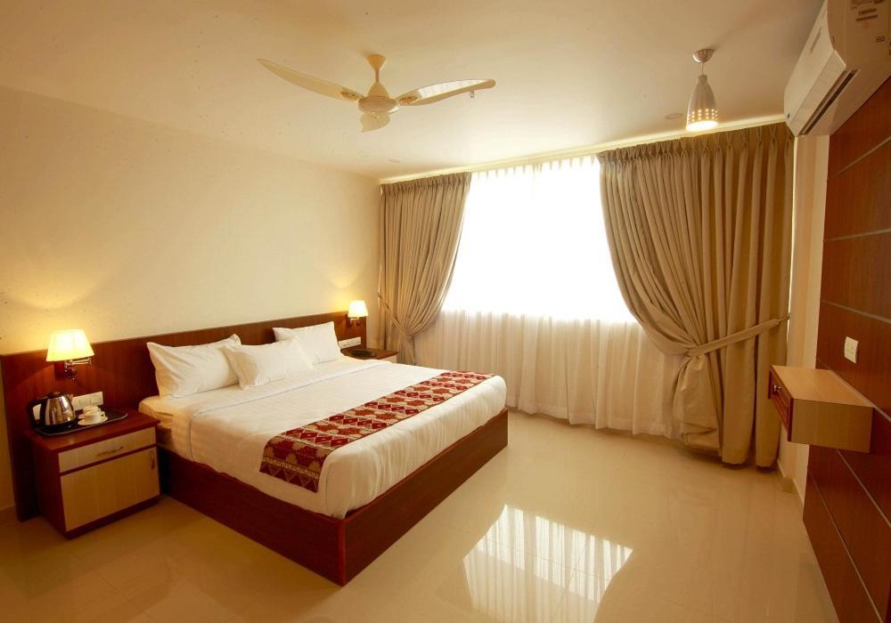 Hotel Miracle Residency Kizhake Chālakudi Esterno foto
