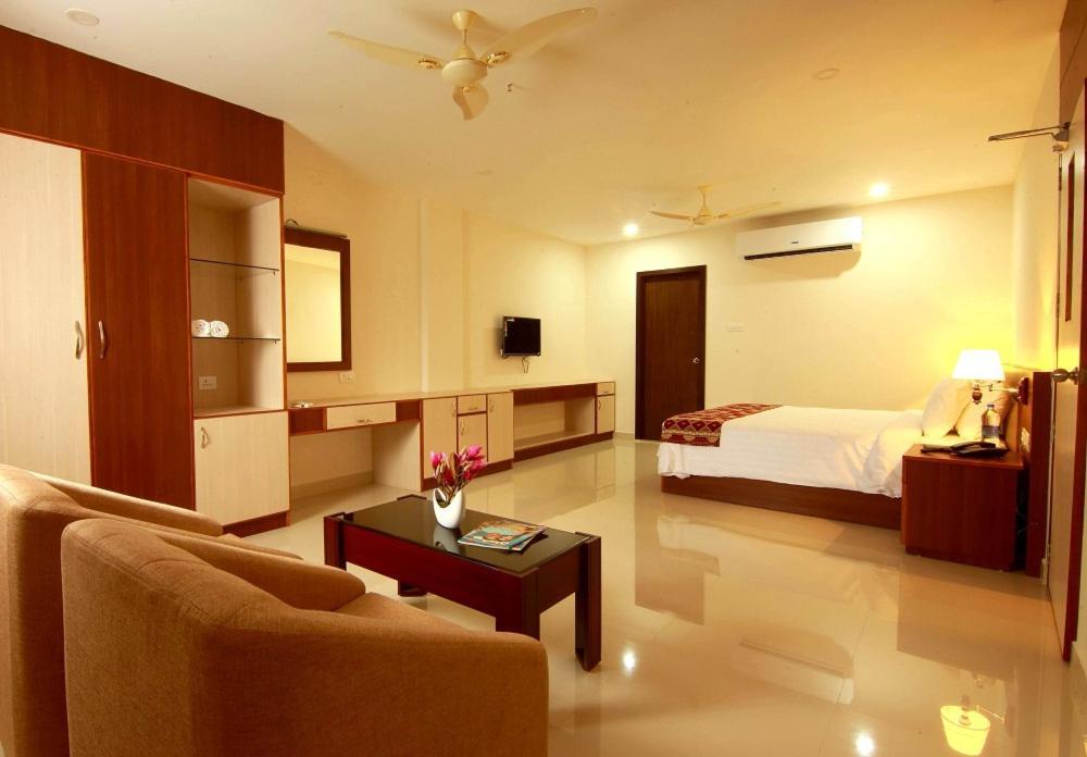 Hotel Miracle Residency Kizhake Chālakudi Esterno foto